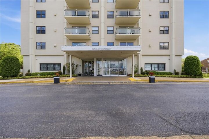 Property Photo:  1 Crawford Pw 1206  VA 23704 
