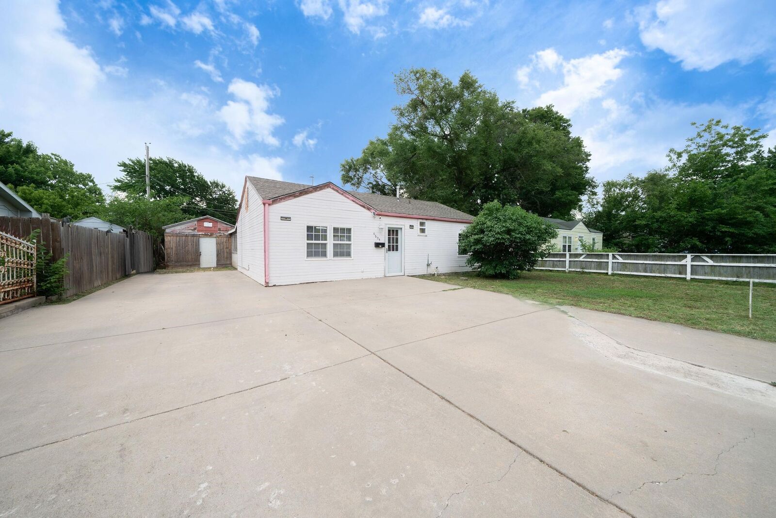 Property Photo: 4604 S Meadowview KS 67216