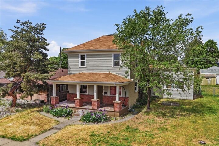 Property Photo:  420 W Shannon Ave  WA 99205 