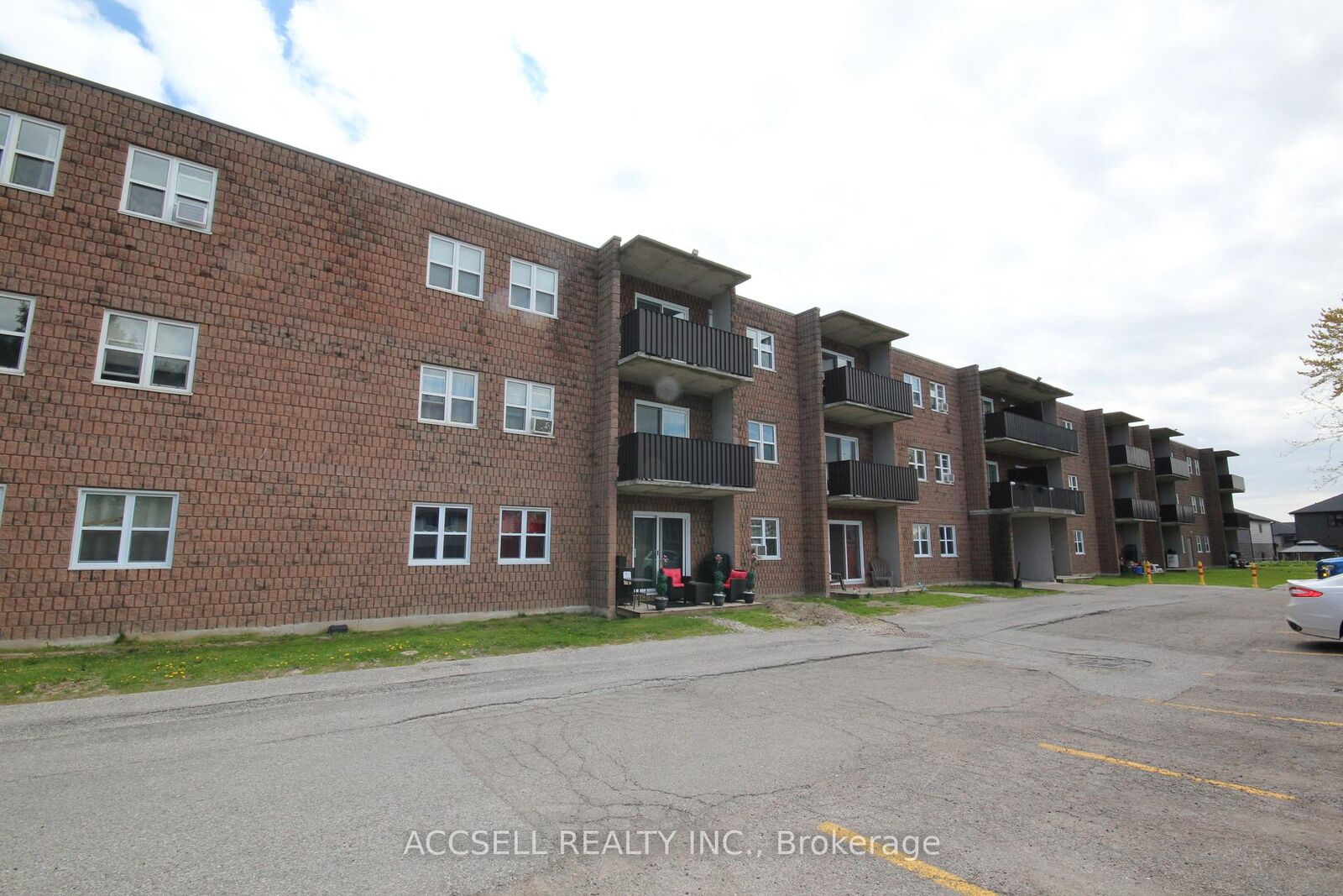 Property Photo: 276 Merritt Avenue 212 ON N7M 3G1