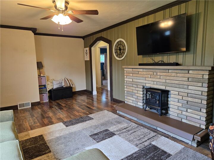 Property Photo:  122 Hillcrest Dr  PA 15237 