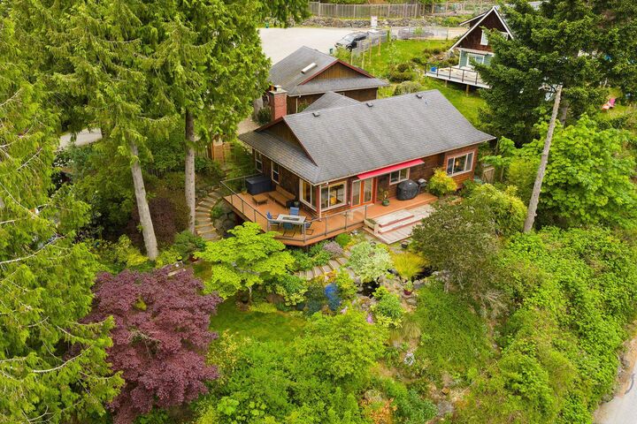 Property Photo:  960 Harbour View Place  BC V0N 1G2 