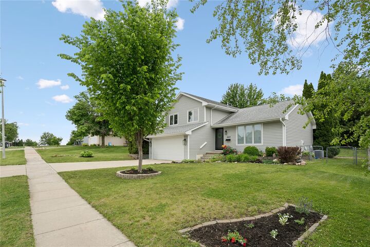 Property Photo:  440 Peace Avenue NW  IA 52405 