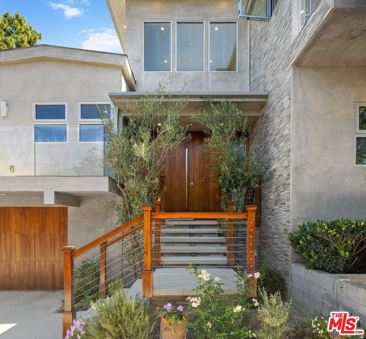 Property Photo: 13611 Bayliss Rd CA 90049