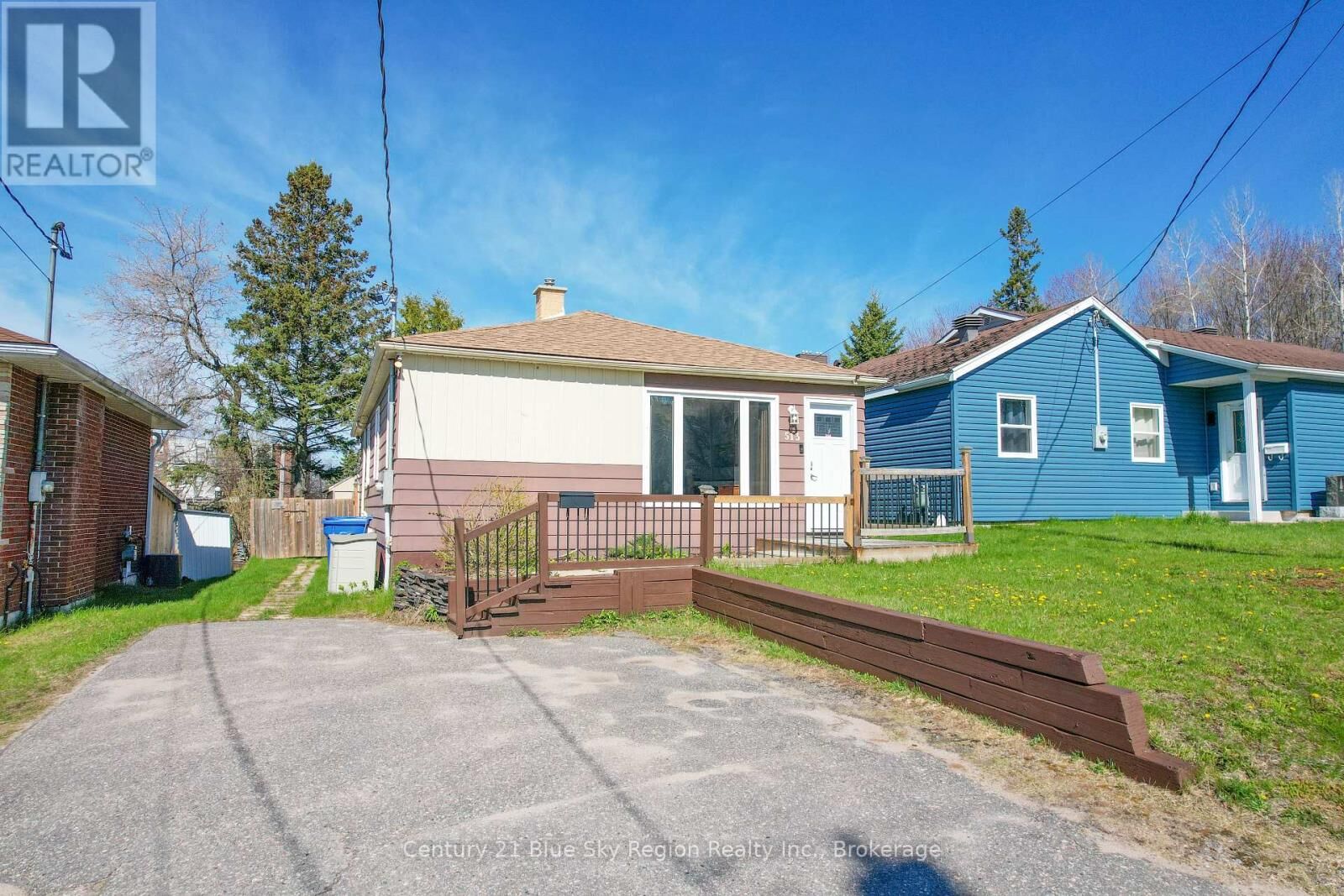 Property Photo:  513 Brennan Street  ON P1B 6J9 