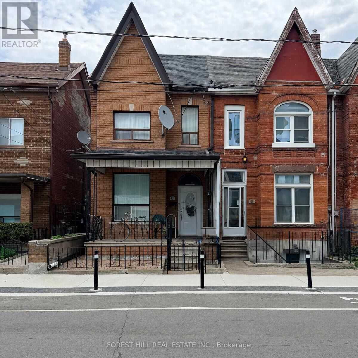 Property Photo: 41 Gladstone Avenue #Lower ON M6K 3K7