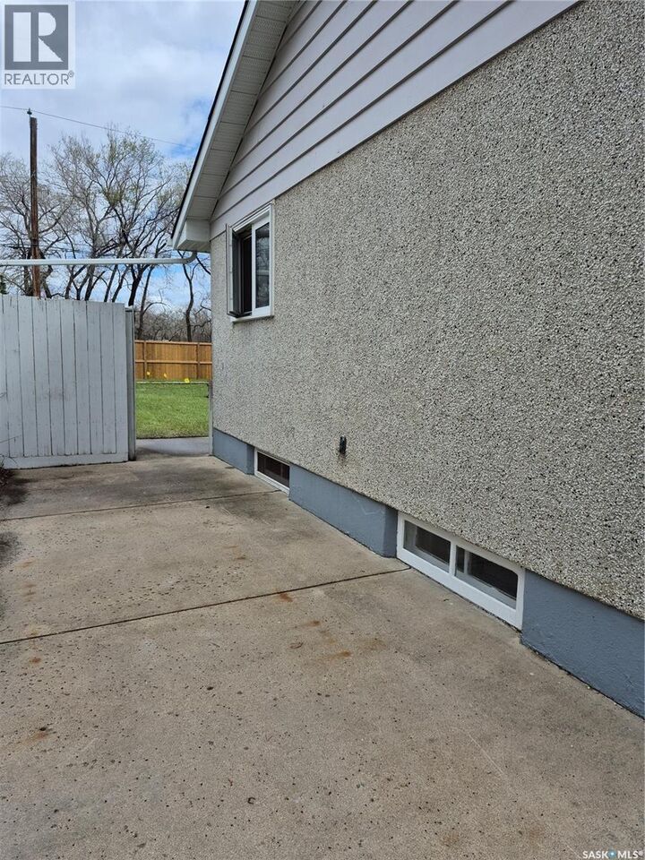 Property Photo:  2902 21st Street W  SK S7M 0W5 