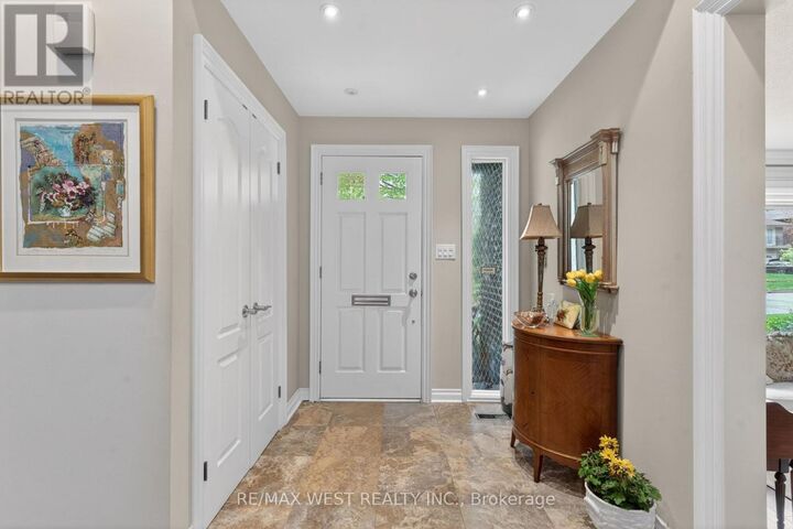Property Photo:  16 Caravan Drive  ON M3B 1N2 