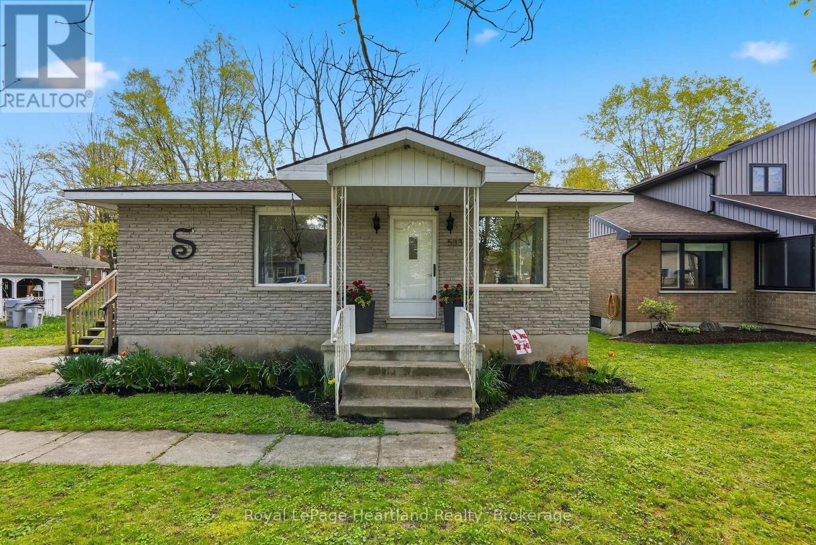 Property Photo: 533 Ainley Street ON N0G 1H0