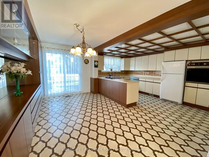 Property Photo: 2293 Delkus Crescent ON L5A 1K8