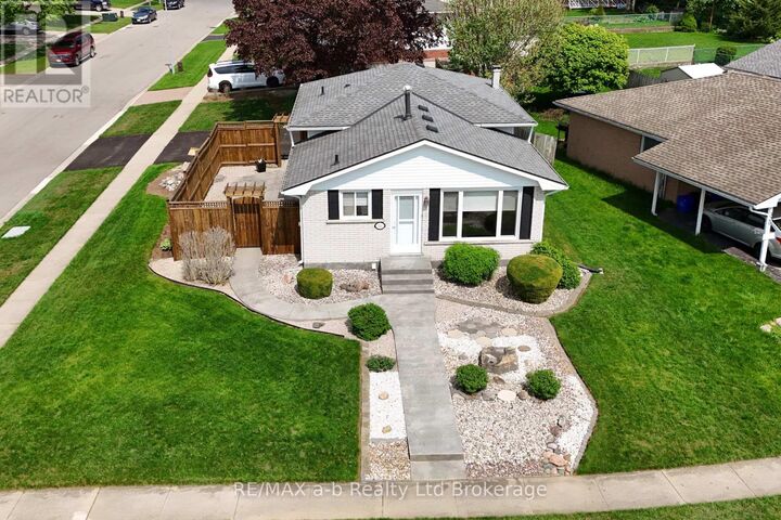 Property Photo:  324 Macdonald Drive  ON N4S 8E3 