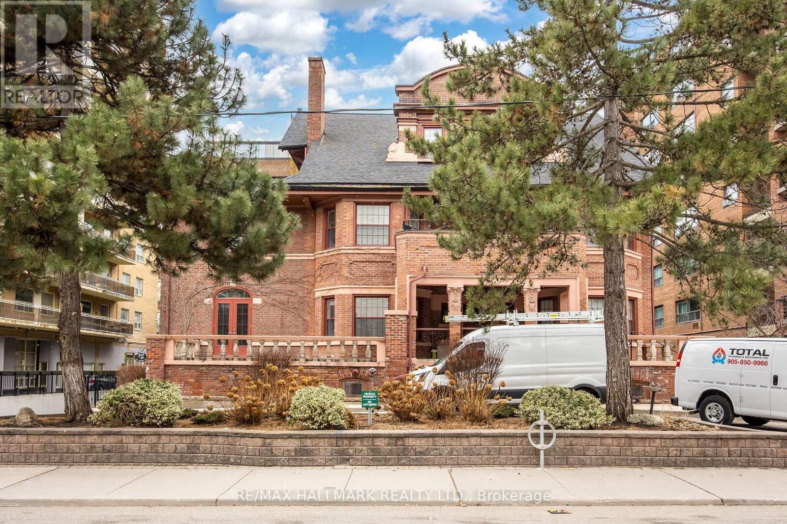 Property Photo:  212 St George Street 203  ON M5R 2N5 