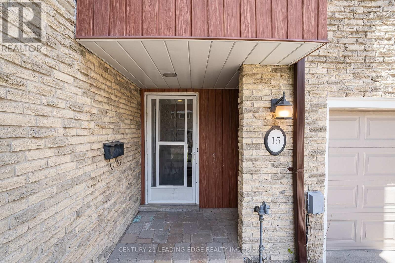 Property Photo: 915 Inverhouse Drive 15 ON L5J 4B2