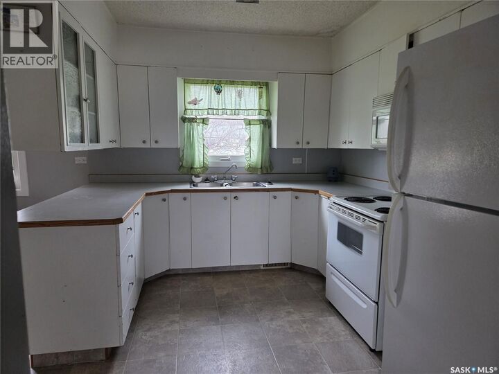 Property Photo: 249 Sixth Street NE SK S0A 4J0