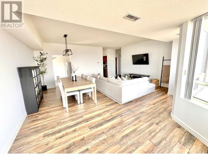 Property Photo: 744 Wonderland Road South 1206 ON N6K 4K3