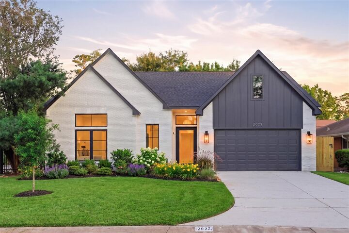 Property Photo:  2023 Viking Dr Drive  TX 77018 