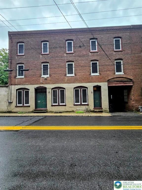 Property Photo:  49 N Delaware Drive 3rd Floor  PA 18042 