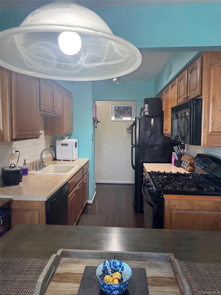 Property Photo:  16 Milford Lane 7R  NY 10901 