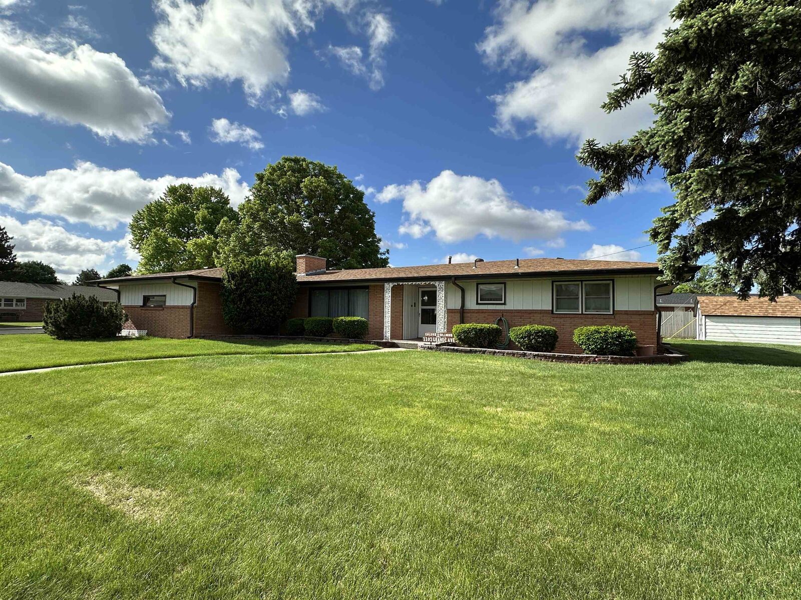 Property Photo:  1102 Grande  NE 69101 