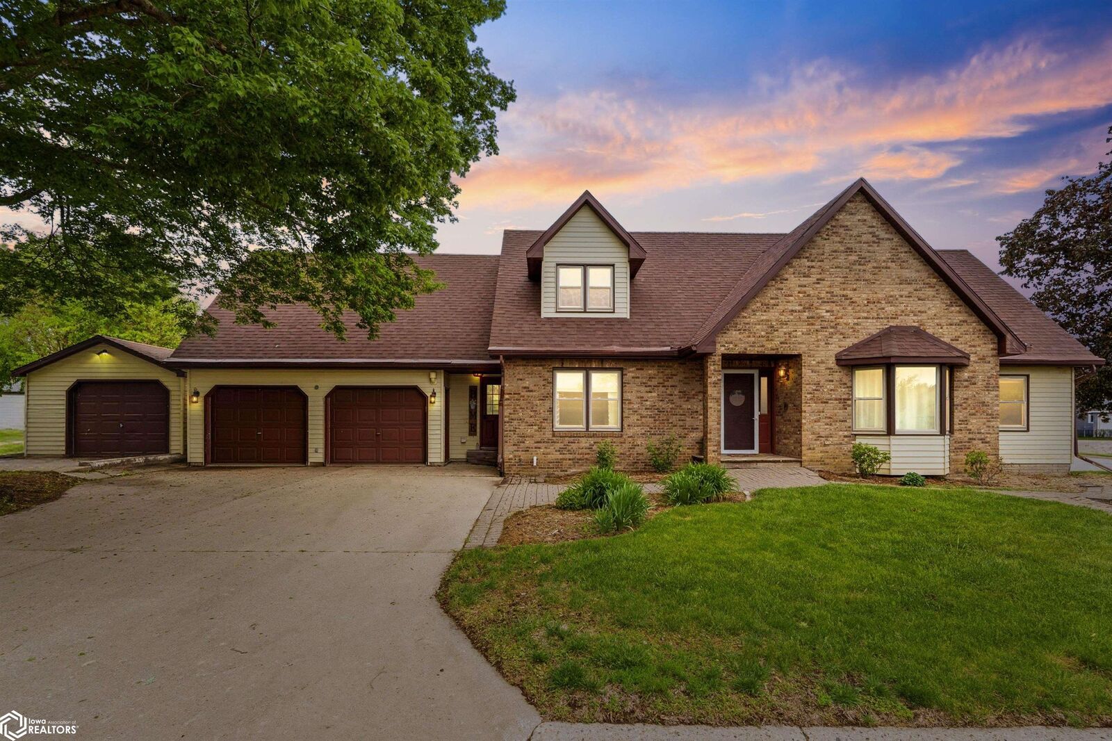 Property Photo:  409 4th Street SW  IA 50247 