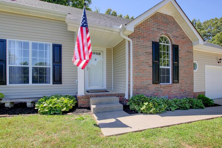 Property Photo: 704 Laurelwood Ct TN 37043