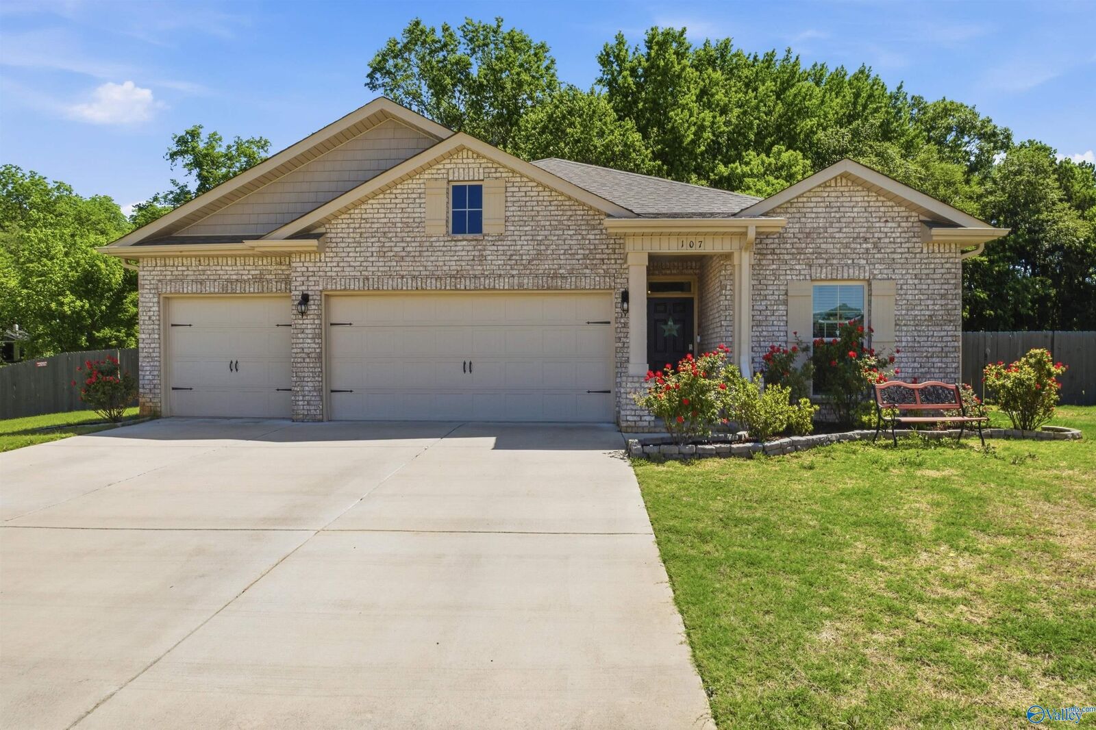 Property Photo:  107 Rosyside Ci W Rosyside Circle  AL 35749 