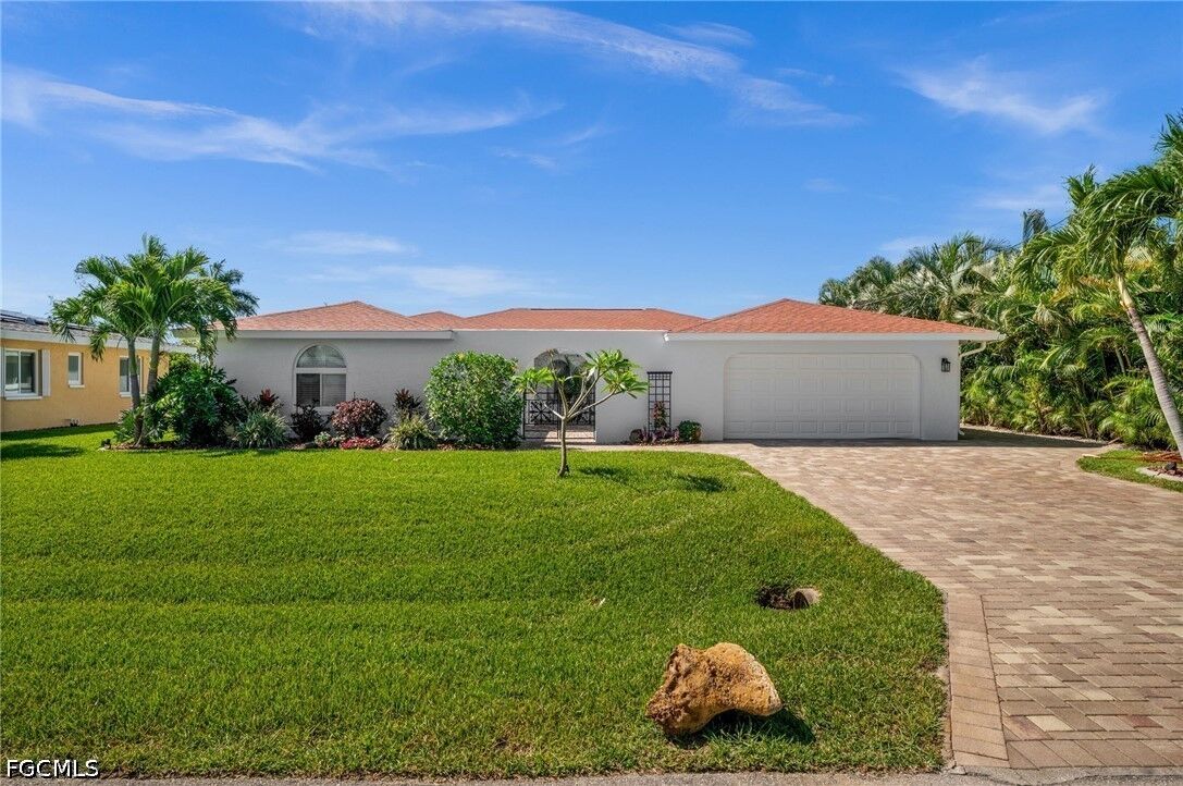 Property Photo:  1432 Venetian Court  FL 33904 