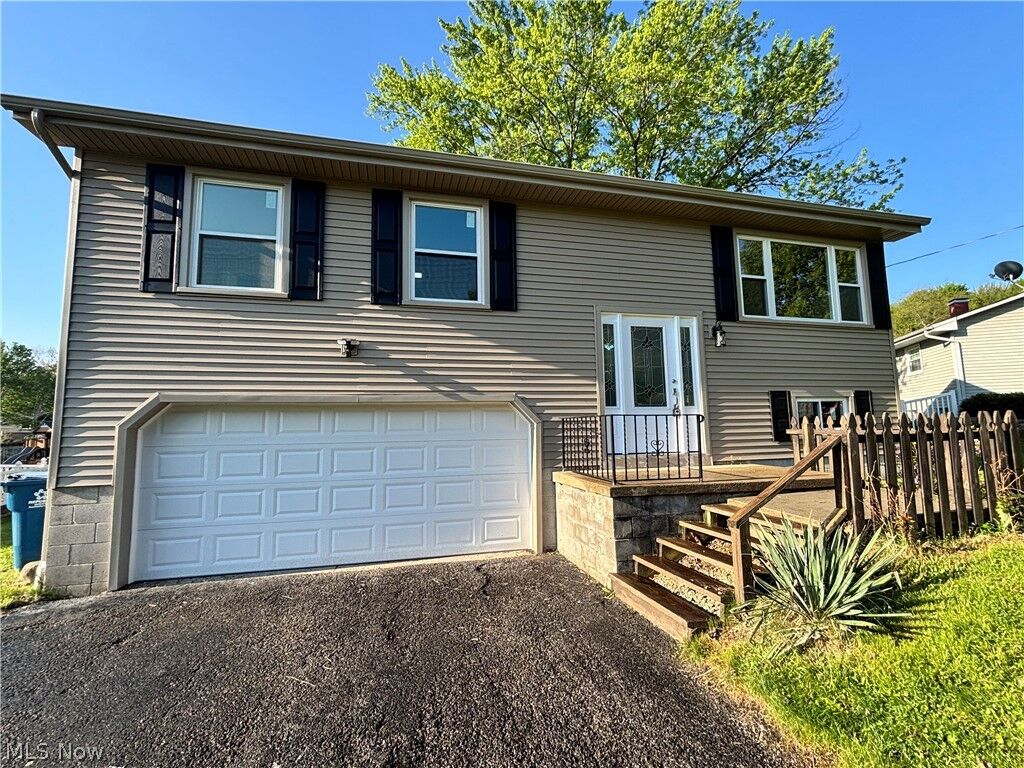 Property Photo: 663 Meadowland Drive OH 44425