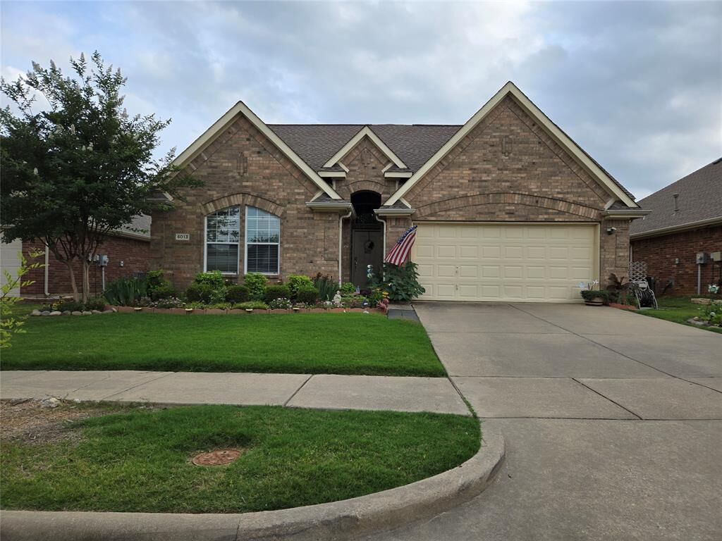 Property Photo: 6013 Meadowglen Drive TX 76226