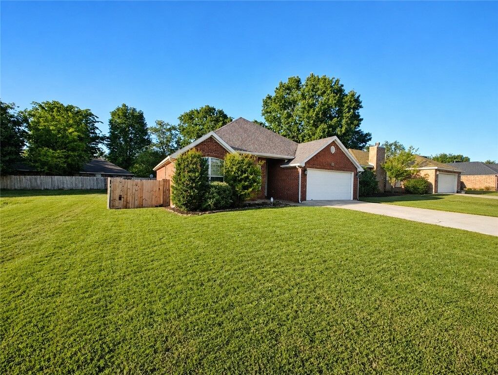 Property Photo:  2600 Granny Smith Avenue  AR 72764 