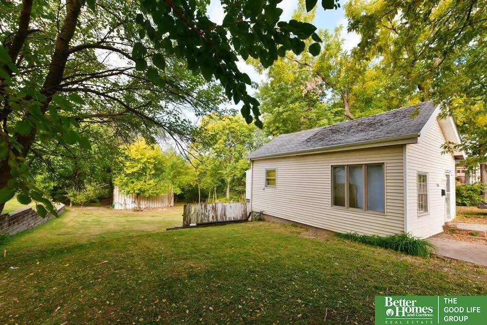 Property Photo:  1704 S 18 Street  NE 68108 