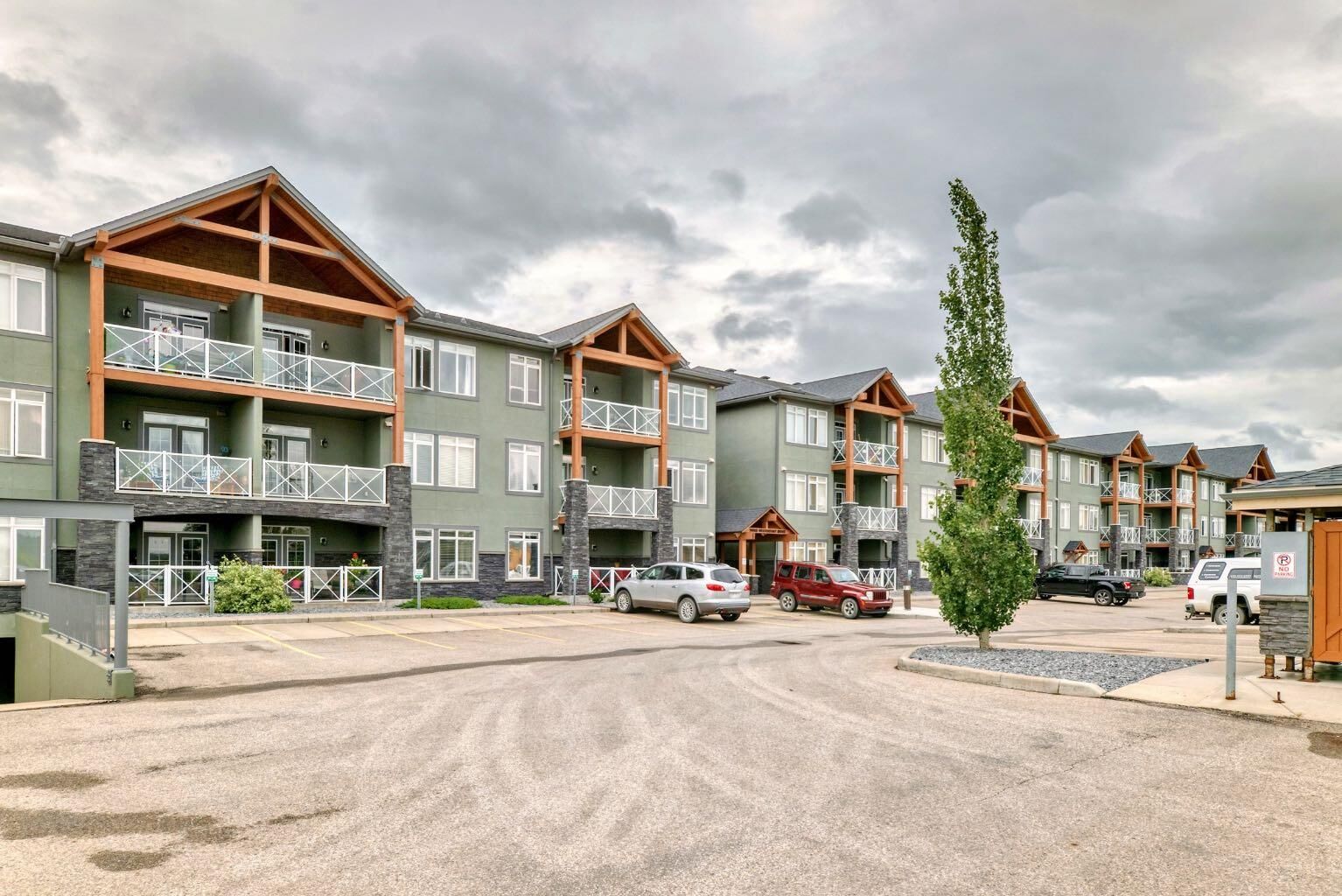 Property Photo:  1005B Westmount Drive 111  AB T1P 0C3 