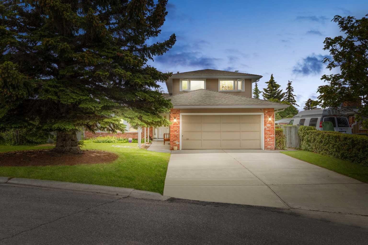 Property Photo:  652 Dalmeny Hill NW  AB T3A 1T6 