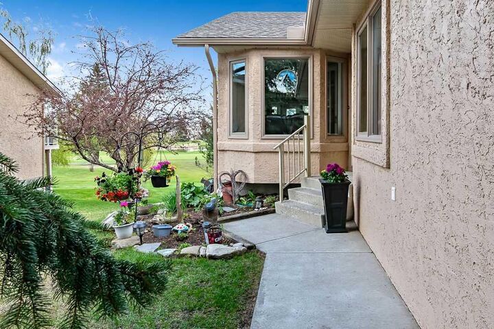 Property Photo:  626 High View Park NW  AB T1V 1E5 