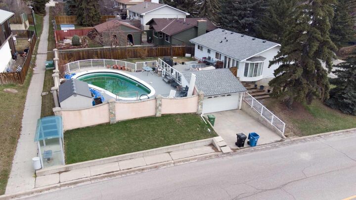 Property Photo:  6803 Dalmeny Gate NW  AB T3A 1T5 