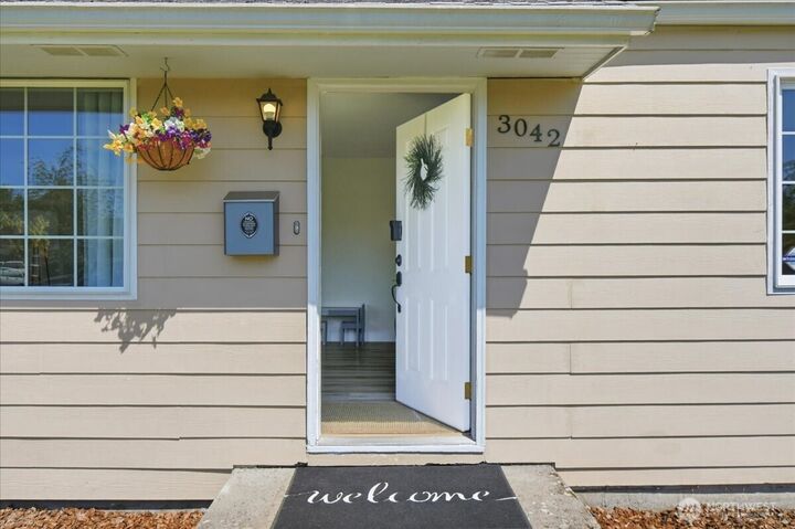 Property Photo:  3042  Field Street  WA 98632 