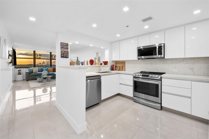 Property Photo:  2555 Collins Ave 1106  FL 33140 