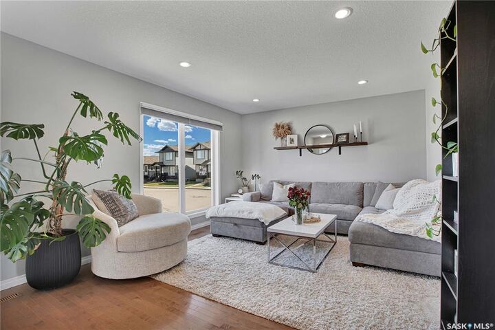 Property Photo:  952 Glenview Cove  SK S0K 0A2 