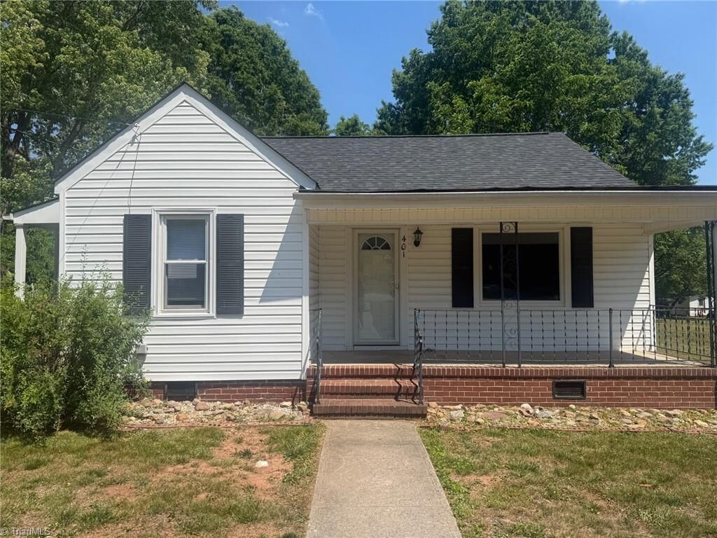 Property Photo: 401 N 4th Avenue NC 27027