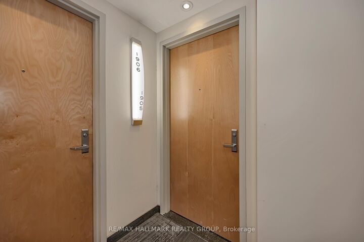 Property Photo: 40 Nepean Street 1905 ON K2P 0X5