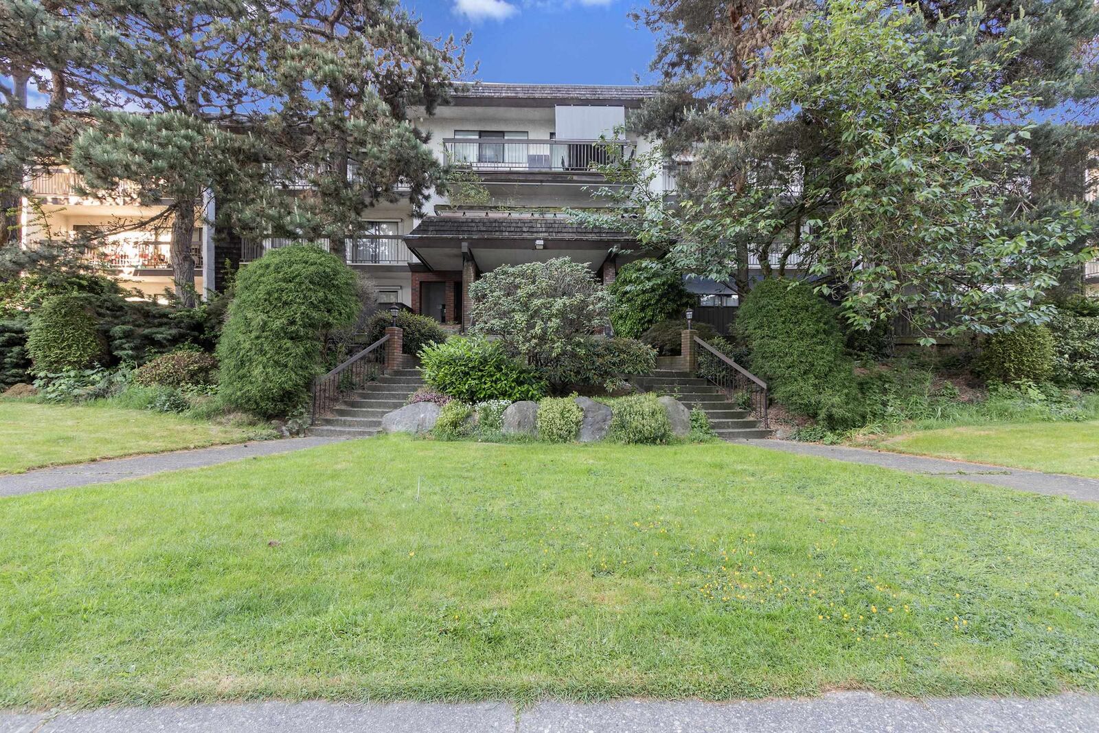 Property Photo:  6560 Buswell Street 105  BC V6Y 2G7 