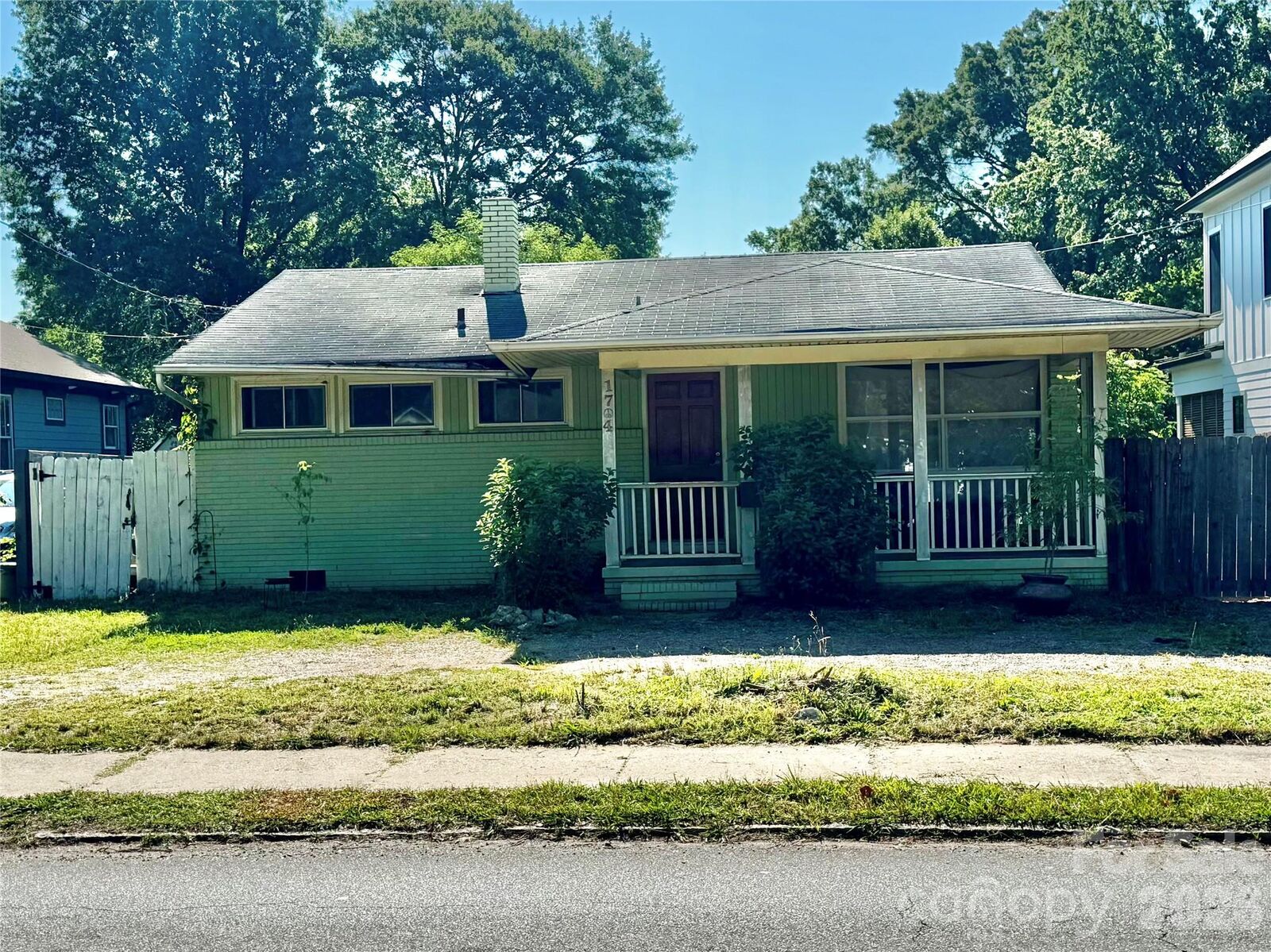 Property Photo:  1704 Hawthorne Lane  NC 28205 