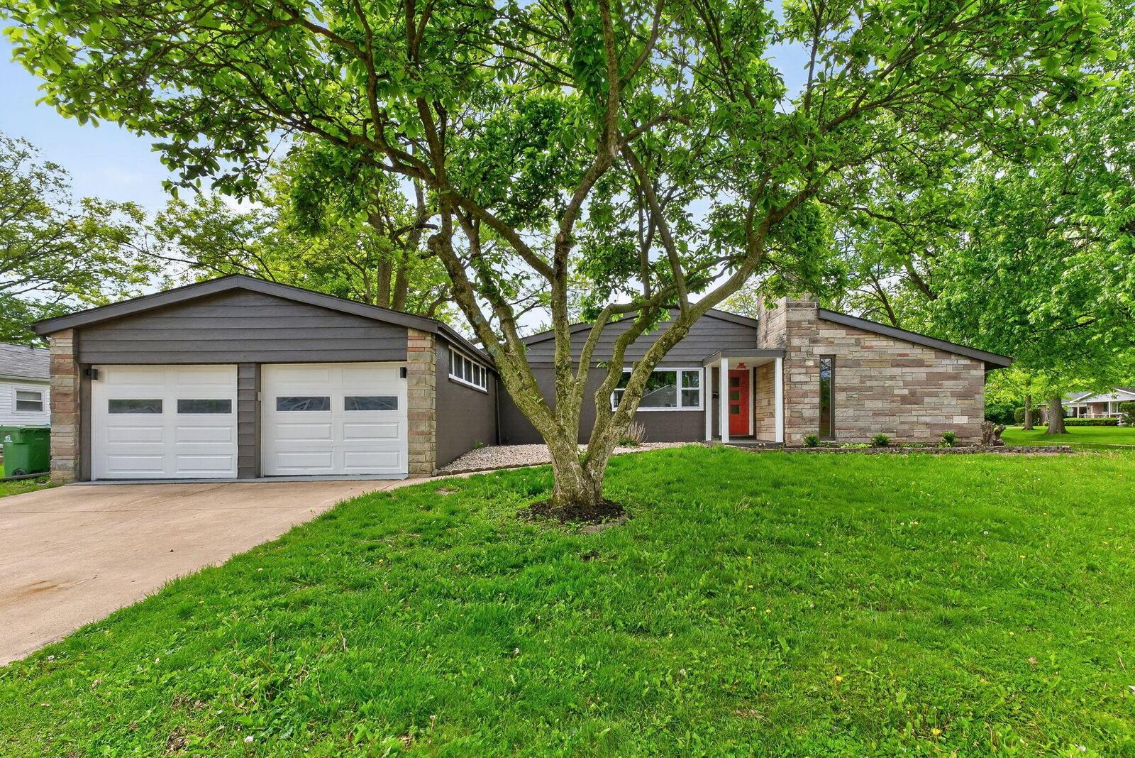 Property Photo: 825 W 8th Street OH 43040