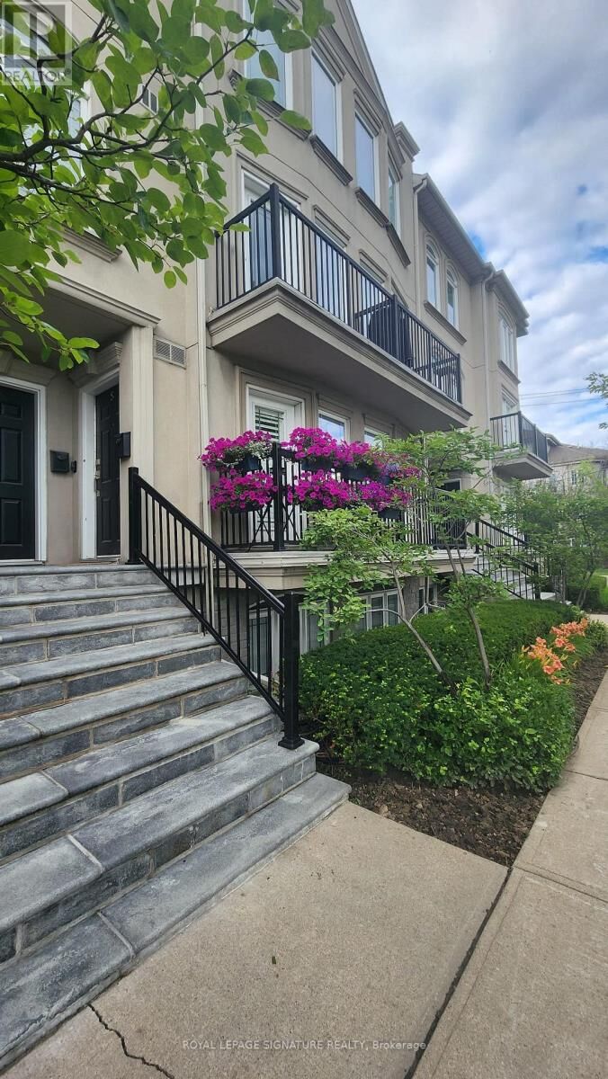Property Photo:  118 Finch Avenue West Th 5  ON M2N 7G2 