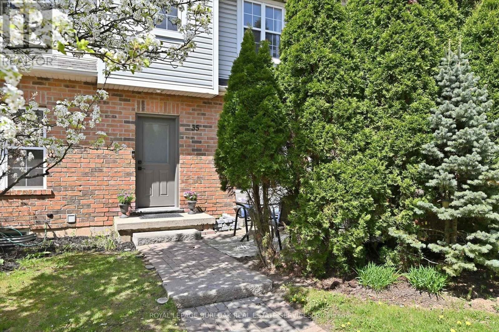 Property Photo: 1085 Harrogate Drive 35 ON L9K 1R2
