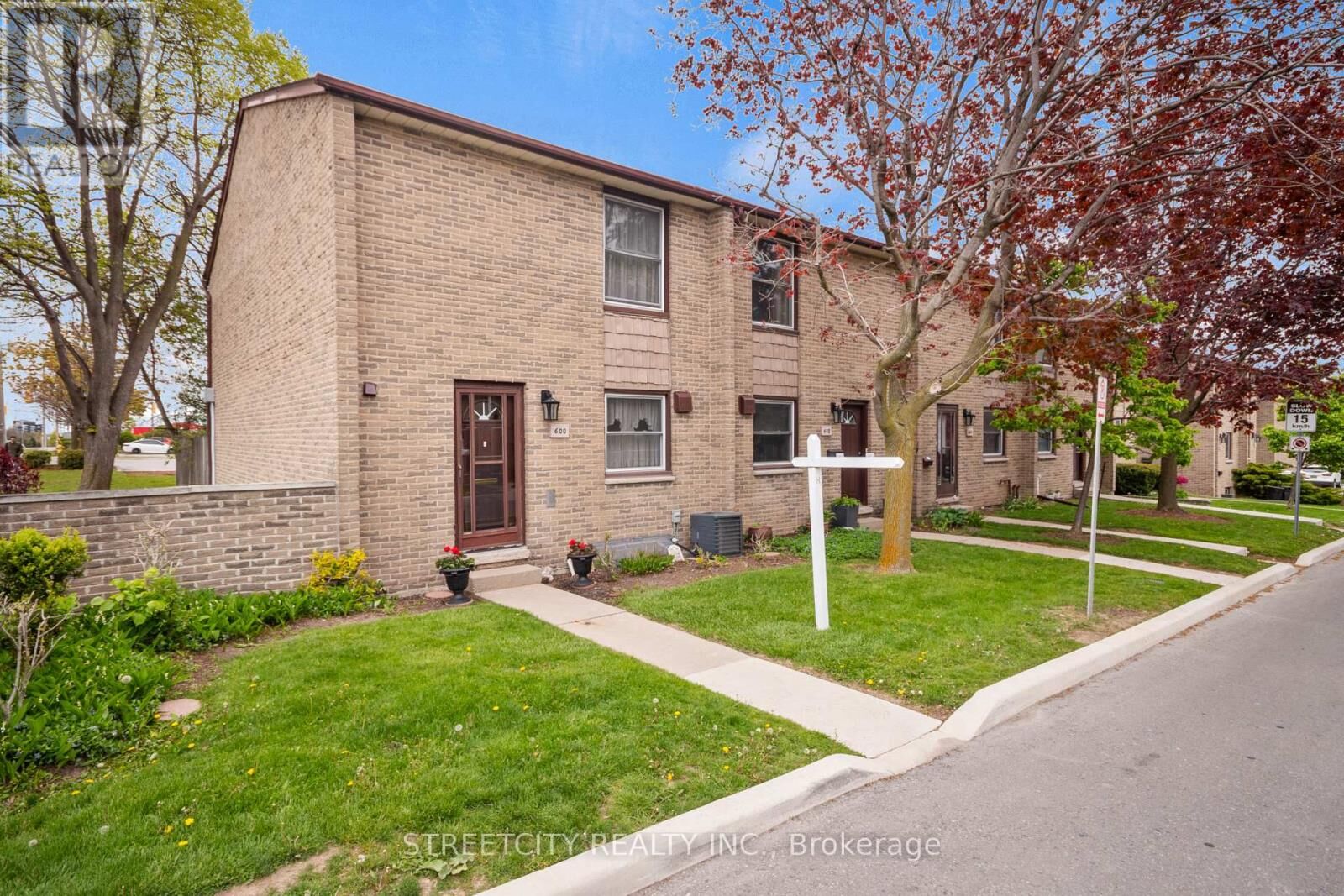 Property Photo:  600 Wonderland Road South  ON N6H 4Y8 