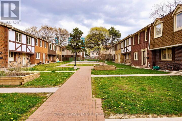 Property Photo: 270 Timberbank Boulevard 78 ON M1W 2M1