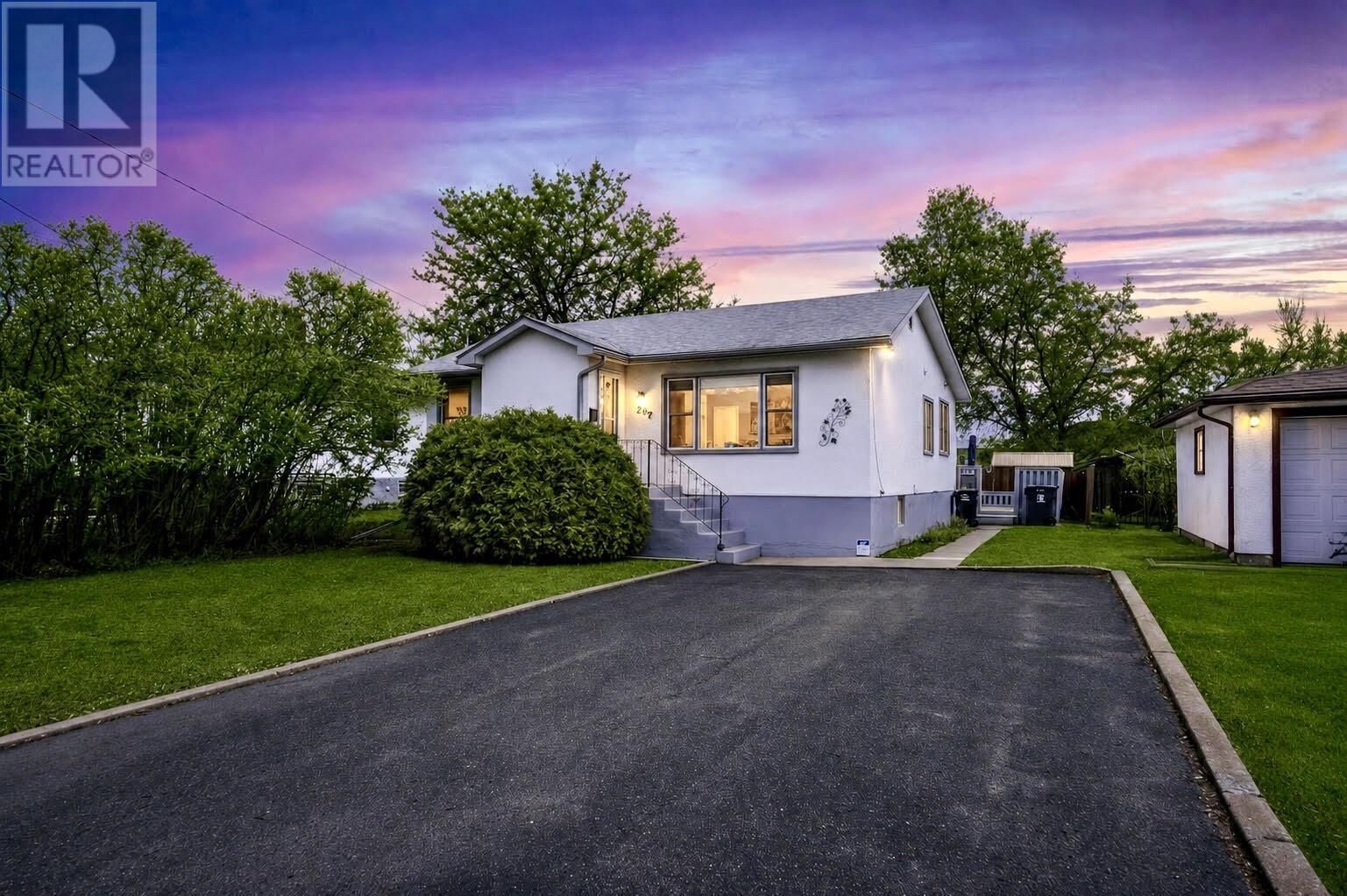 Property Photo: 237 Windemere Ave S ON P7B 4M8