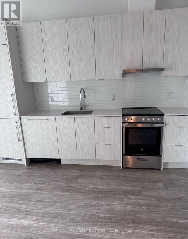 Property Photo: 430 Square One Drive 502 ON L5B 0L6