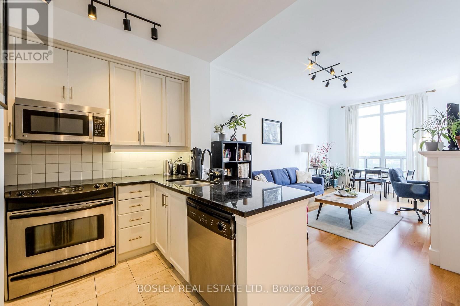 Property Photo: 2083 Lake Shore Boulevard West Ph09 ON M8V 4G2